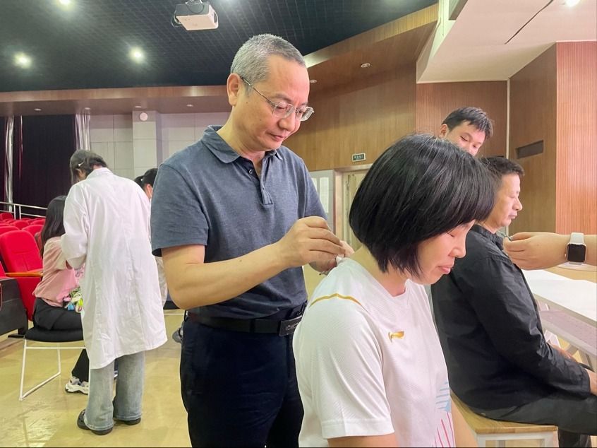 长江日报：中医药文化宣传走进高校，同源点疗法现场解病痛